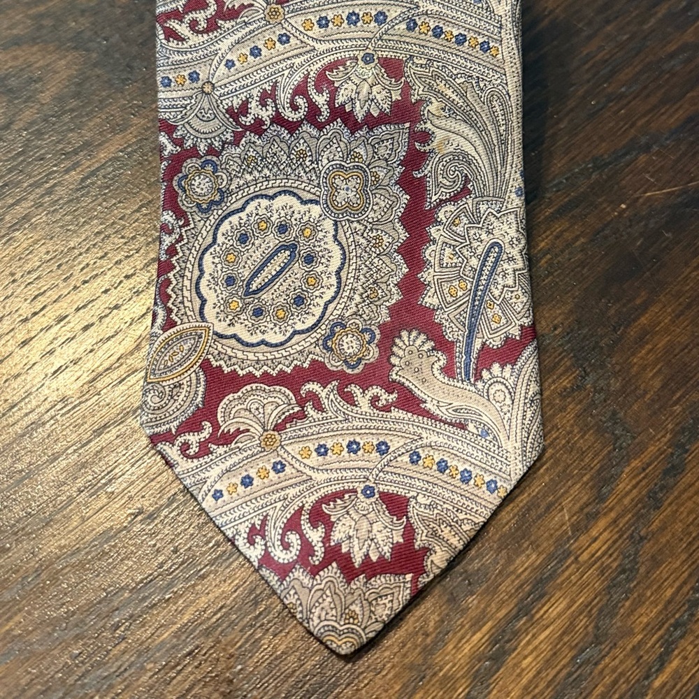 Neiman-Marcus Vintage Paisley Silk Tie in Burgundy and Cream